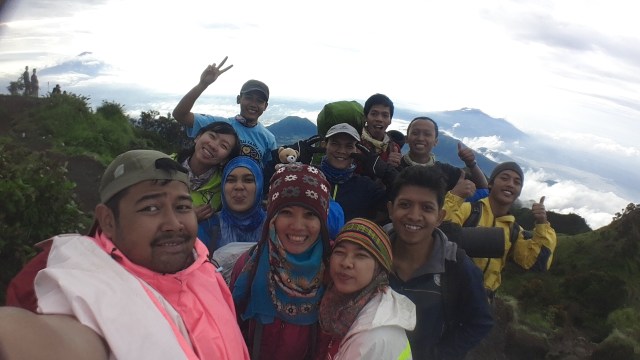 Foto keroyokan di Puncak Kentheng Songo, Gunung Merbabu.