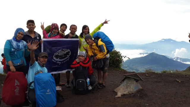BACKSTRIP di Puncak Triangulasi, Gunung Merbabu.