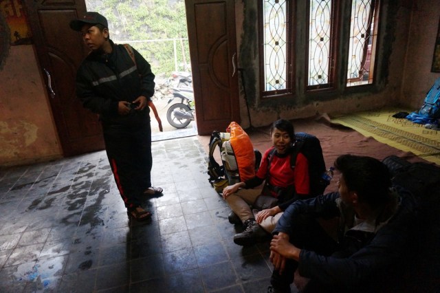 Berbincang dengan Hanny, salah satu rekan pendakian di Basecamp Wekas.