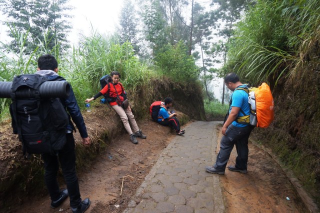 Menggeh-menggeh kecapekan.