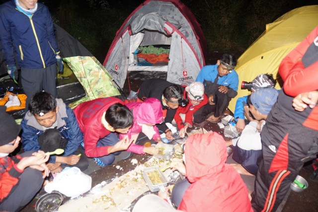 Kebersamaan malam itu di Pos 2 Merbabu.