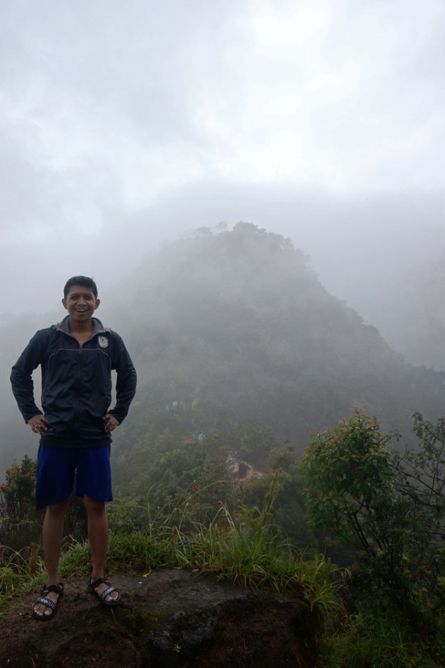 Mendekati puncak Merbabu, hujan berangsur reda. Yes, bisa selfie!