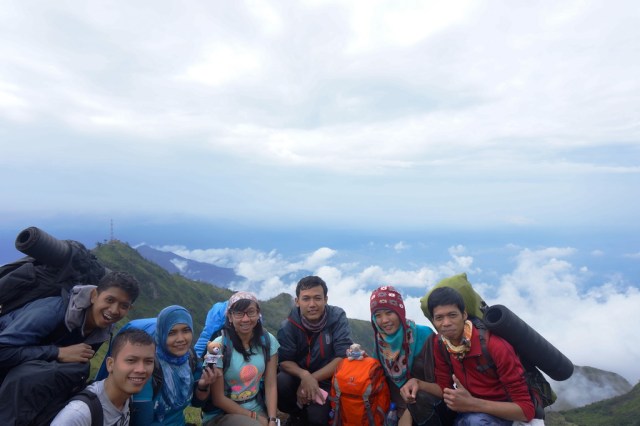 Penuh kemenangan di Puncak Gafatar / Kentheng Songo