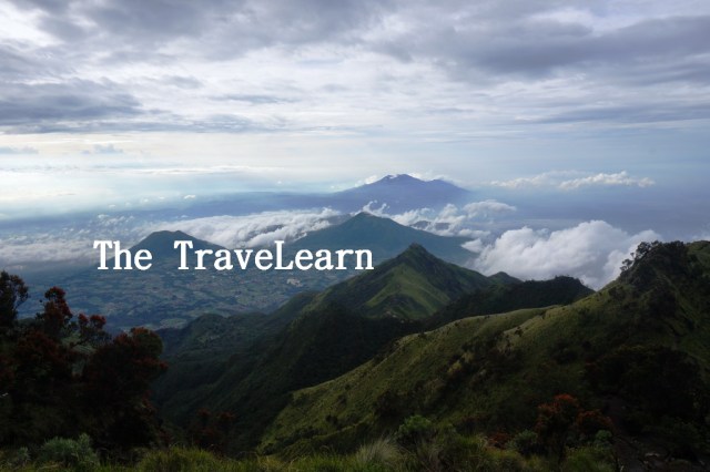 Punggung pegunungan dan awan yang berkejar-kejaran dari Puncak Gunung Merbabu.