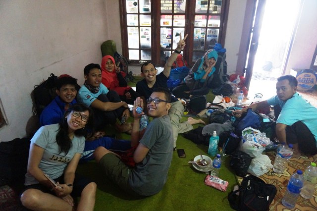 Pagi hari di basecamp Selo, Gunung Merbabu.