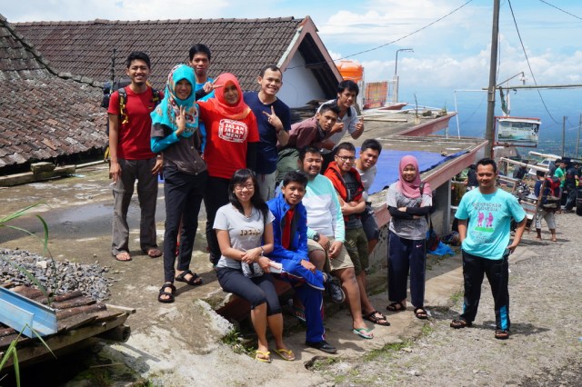 Foto penutup hari itu di basecamp Selo, Gunung Merbabu.