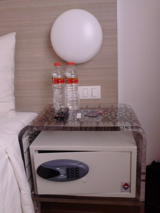 Kelengkapan kamar Tune Hotels / Red Planet, Solo