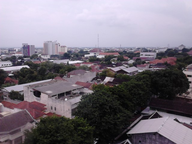 Pemandangan kota Solo dari kamar lantai 9 Tune Hotels / Red Planet
