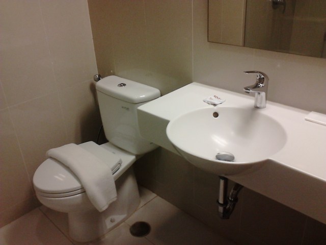 Toilet Tune Hotels / Red Planet, Solo