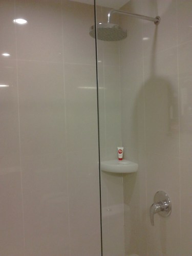 Kamar mandi (shower) Tune Hotels / Red Planet, Solo