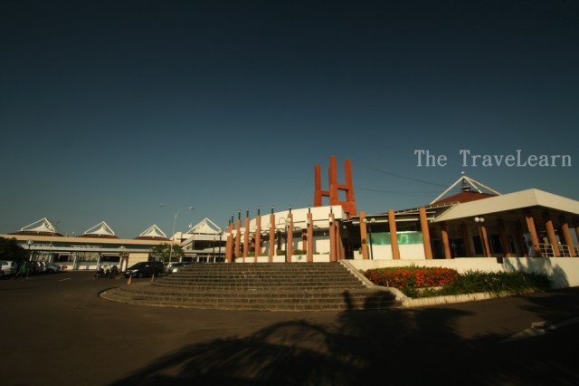 Sultan Mahmud Badaruddin II Airport, Palembang. Can you see the "Ampera Bridge" on the mosque roof?