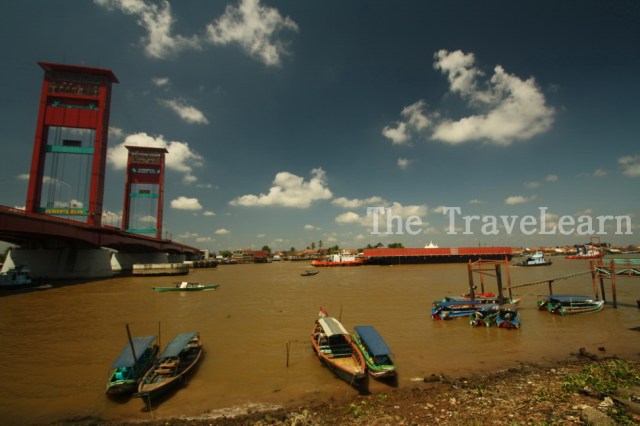 Sungai Musi, ketek-ketek, dan Jembatan Ampera | Musi River, traditional boats, and Ampera Bridge