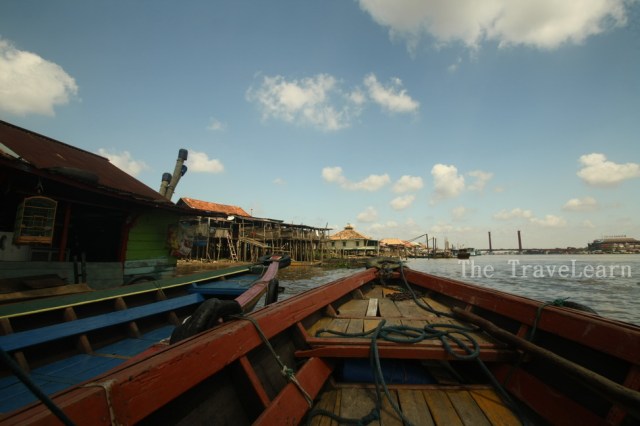 When we were stopped to refill the fuel. I saw the local houses along the Musi River.