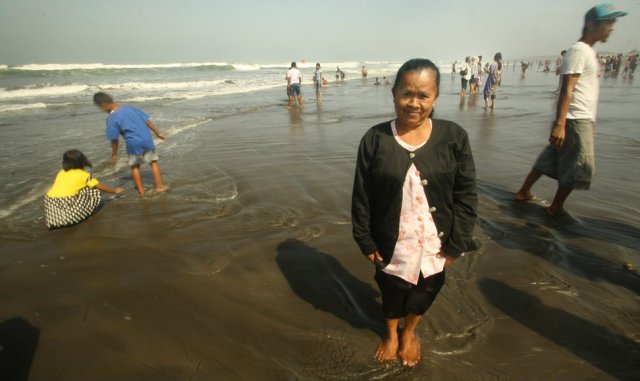 My mother is a tiny woman, but I love her!!!