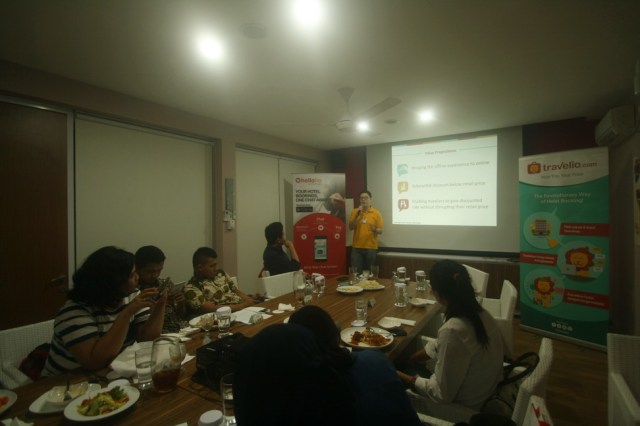 Hendry Rusli menyampaikan materi tentang Travelio dan HelloLio