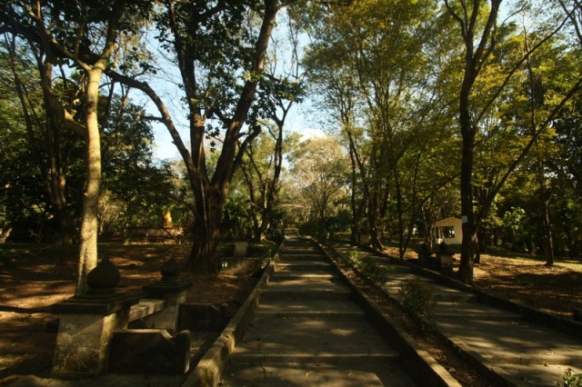 Jalan setapak di Bukit Siguntang, Palembang