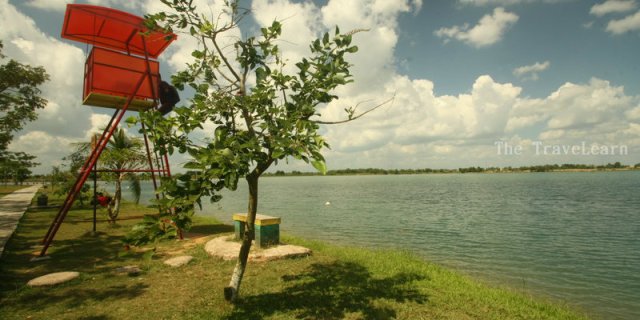 Bisa juga duduk santai di atas pondok untuk bersantai