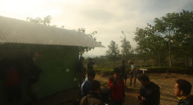 Mencatatkan diri di pos sebelum basecamp Pemancar