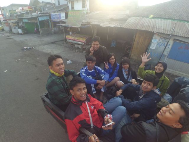 Cikuray, we're coming! [photo by Johan]