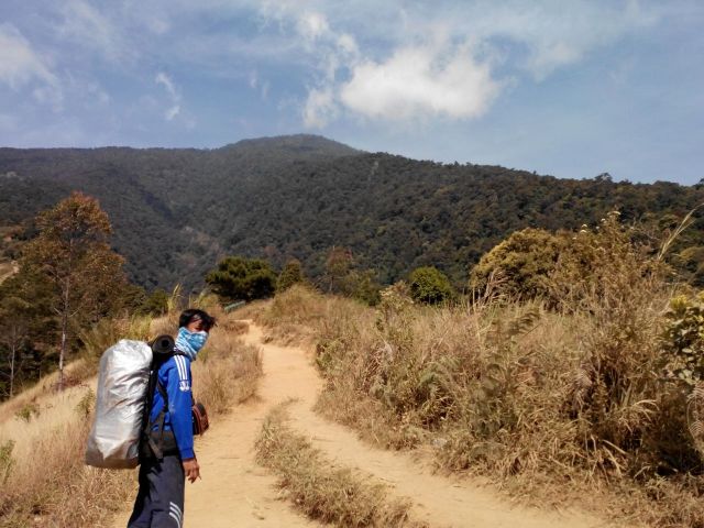 Harusnya bawa masker ke Gunung Cikuray!