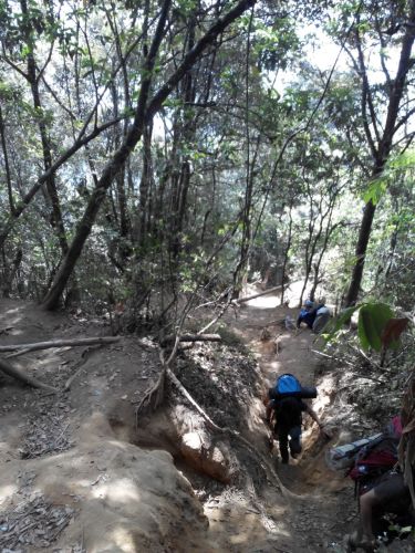 Melalui celah sempit jalur air mengalir, Gunung Cikuray