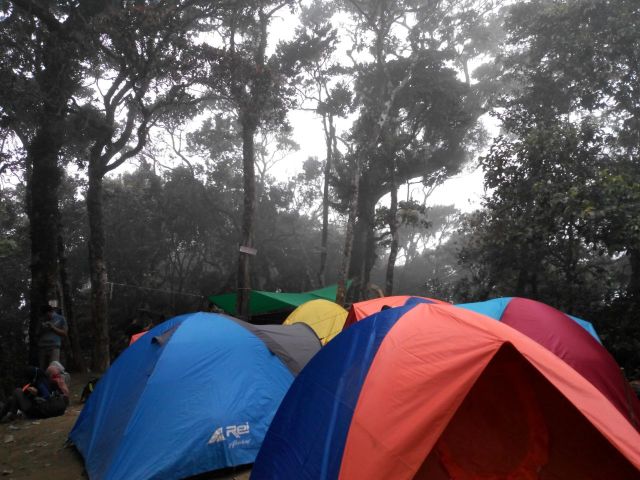 Tenda berdesakkan di Pos 6, Gunung Cikuray