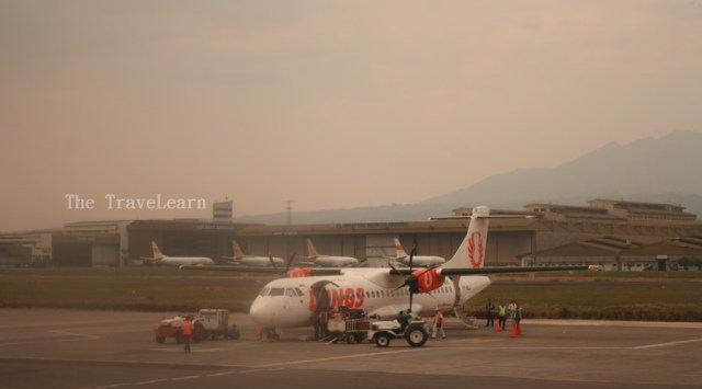 Sebuah pesawat Wings Air di landasan pacu