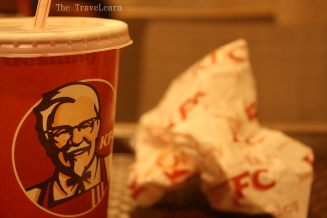 Setangkup burger dan segelas Pepsi KFC