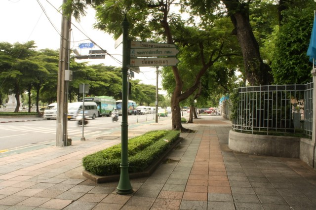 Trotoar luas dan bersih di kawasan Sanam Luang, Bangkok