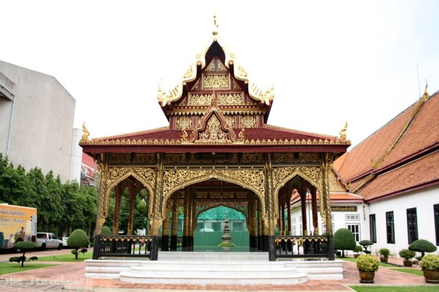 Samranmukkhamat Pavilion di antara Red House dan Gedung 5