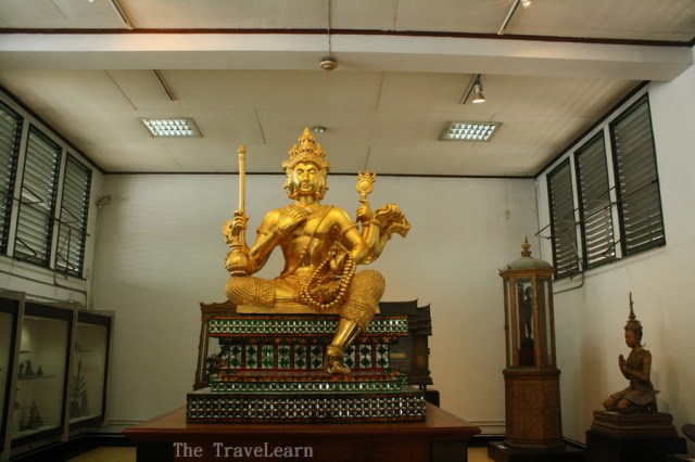 Sang dewa di Praphat Phiphitthaphan Building, Bangkok National Museum