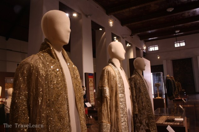 Gue bertanya-tanya, kalau udah malem, patung-patung ini hidup nggak ya?