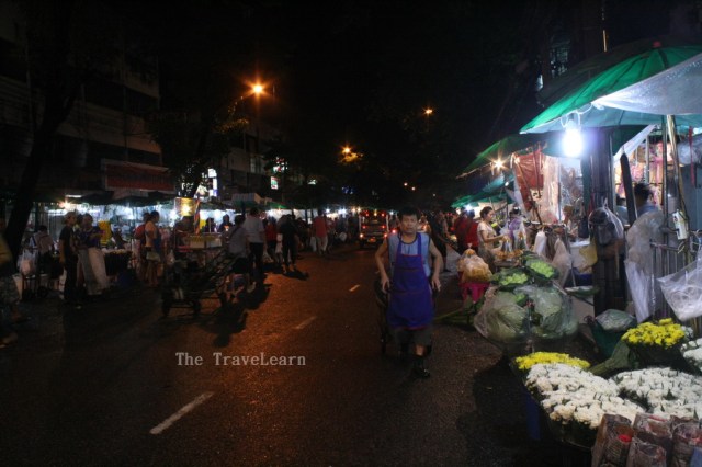 Mas-mas Bangkok sedang menarik gerobak membelah keramaian jalan