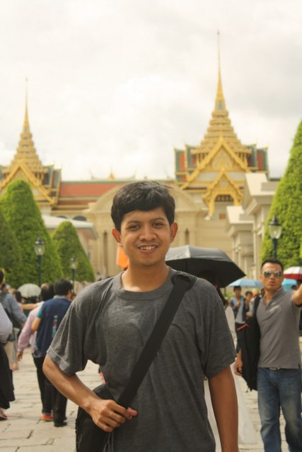 Biar nggak jadi masuk, foto-foto dulu dong di depannya :D