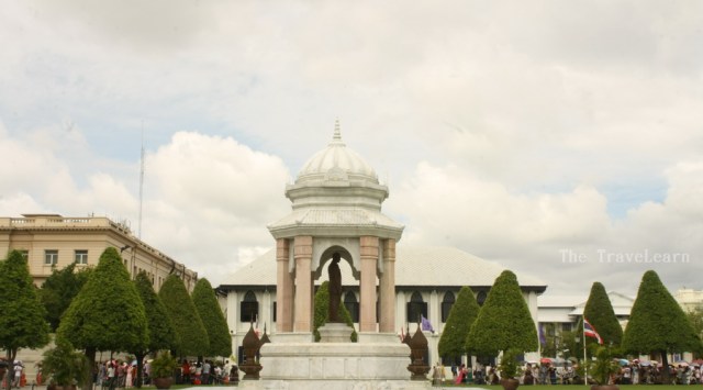 Sebuah monumen di kompleks luar Istana