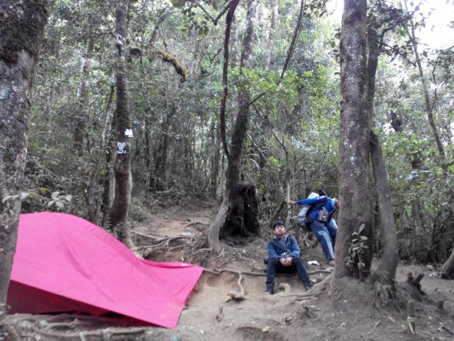 Istirahat dulu, bang. Adek lelah.