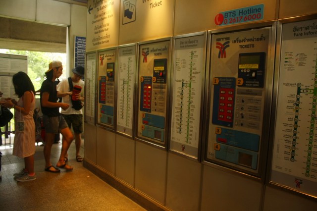 BTS vending machine, perhatikan peta dan petunjuk harga di papan sebelah kanan!