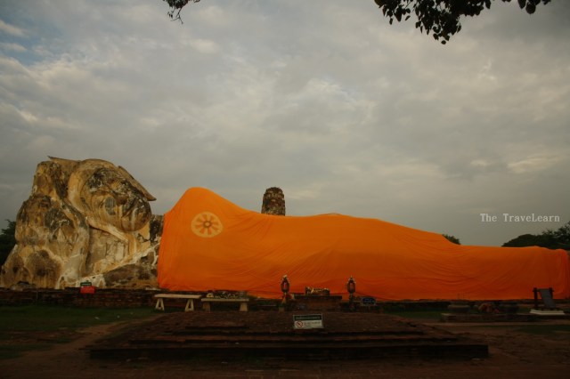 Reclining Buddha image at Wat Lokayasutharam