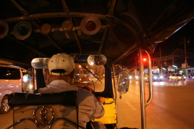Taking a tuktuk to the border