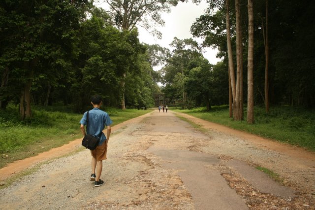 Jalanan di Angkor bisa kayak gini, galau-able banget!