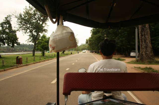 Sopir tuk-tuk inilah yang mengantar kami ke Angkor Wat