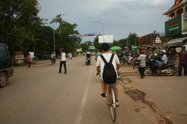 Bersepeda di Siem Reap (pemuda berkaos putih itu adalah Wataru Saito)