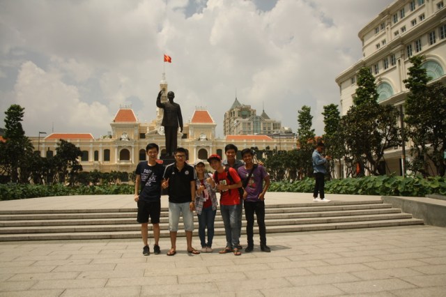 Taking a wefie in front of HCMC City Hall (Dicky - Ramon - Truy - Tu - Anh - me)