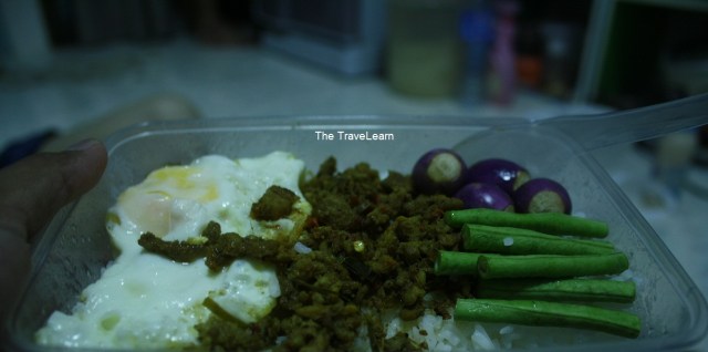 Selama menginap di tempat Paul, aku beberapa kali membeli makan dari Family Mart