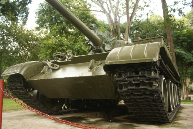 Tank 873 in front of the palace