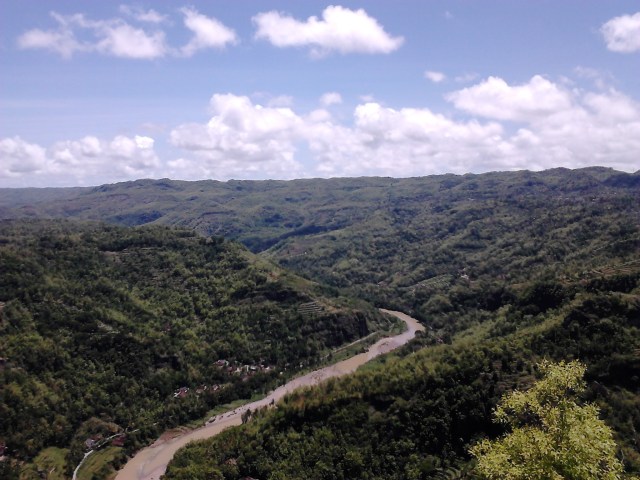 Pemandangan sungai berkelok dari gardu pandang