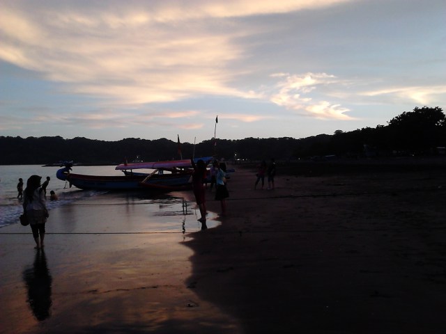 Disambut senja di Teluk Penyu