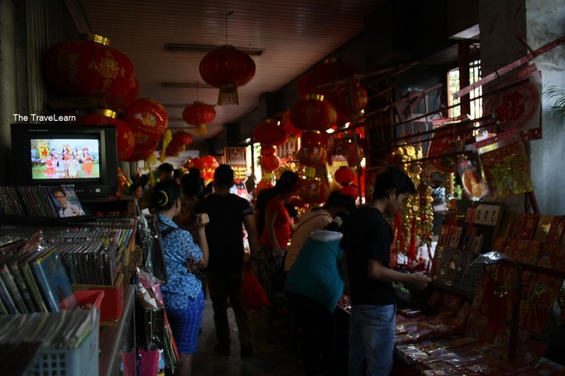 Bersesakan di trotoar sempit