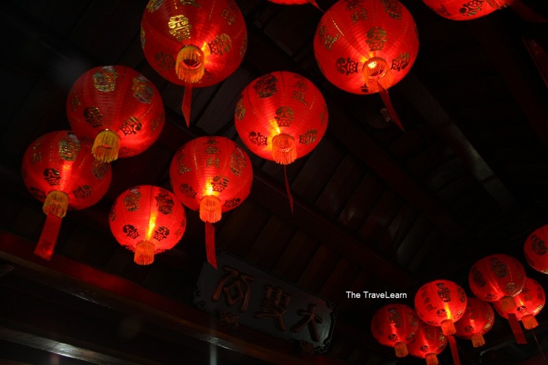 Lentera-lentera merah di bawah atap