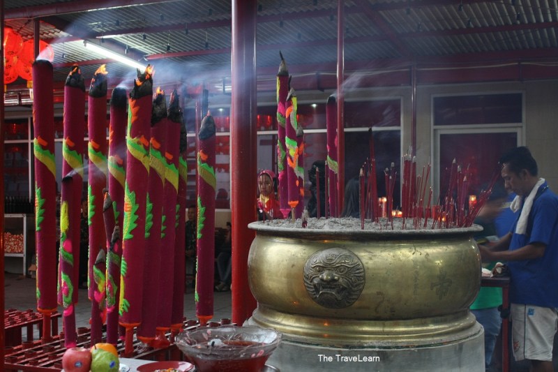 Asap beterbangan terhembus angin